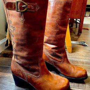 ARIAT  Beautiful Brown Studded Heeled Boots! Women’s size 8.5